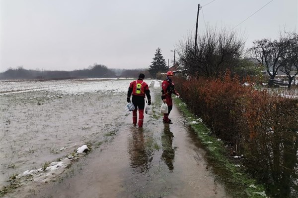 Poplave prijete: Timovi Crvenoga križa pomažu stanovništvu na sisačkom području